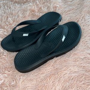 Size 9 Black Nike Flip Flops